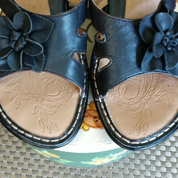 I Love Comfort Black Leather Flower Trim Sandals 7 - Picture 3 of 10